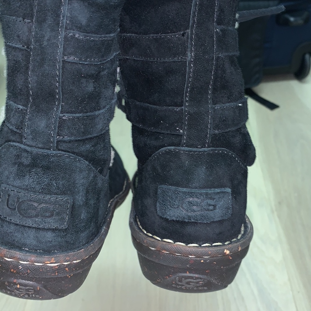 Black UGG boots size 8 - Picture 2 of 3